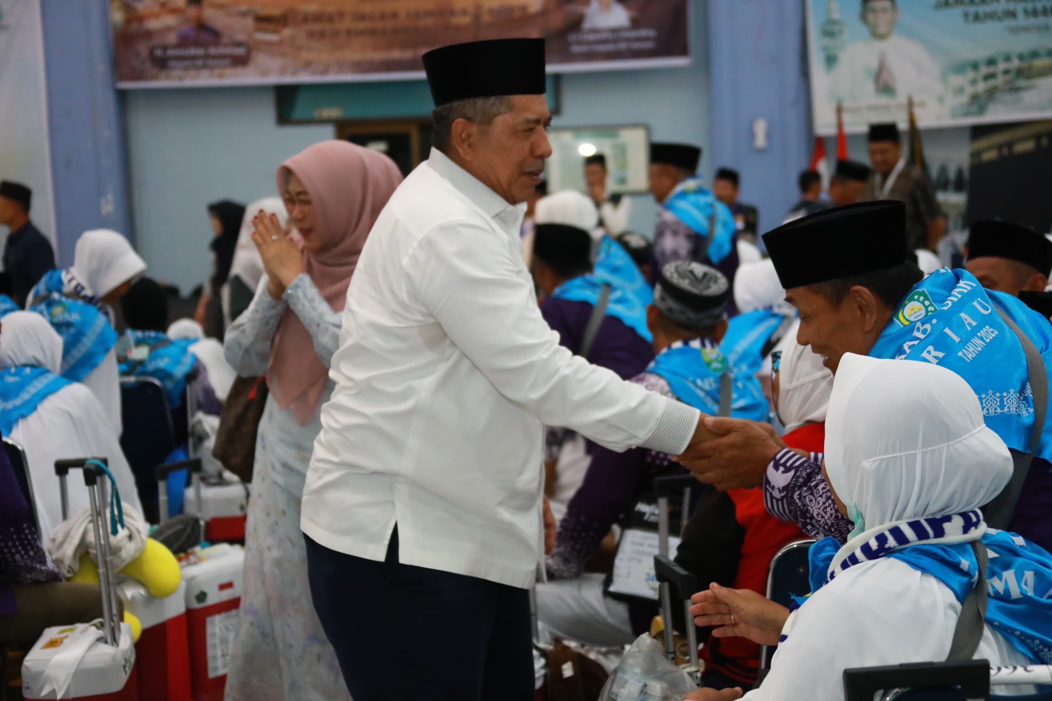 333 Orang Calon Jemaah Haji Bertolak Menuju Mekkah, ini Pesan Bupati Alfedri