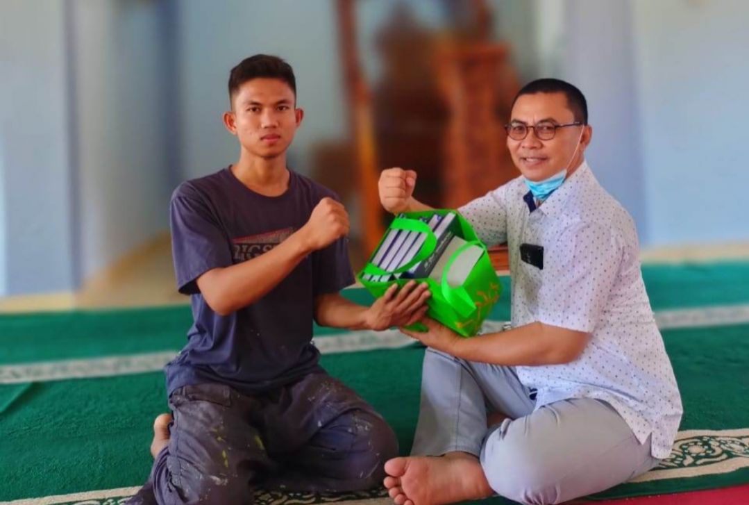 Berkah Ramadhan, PT KTU Serahkan Alquran dan Iqro di 12 Masjid