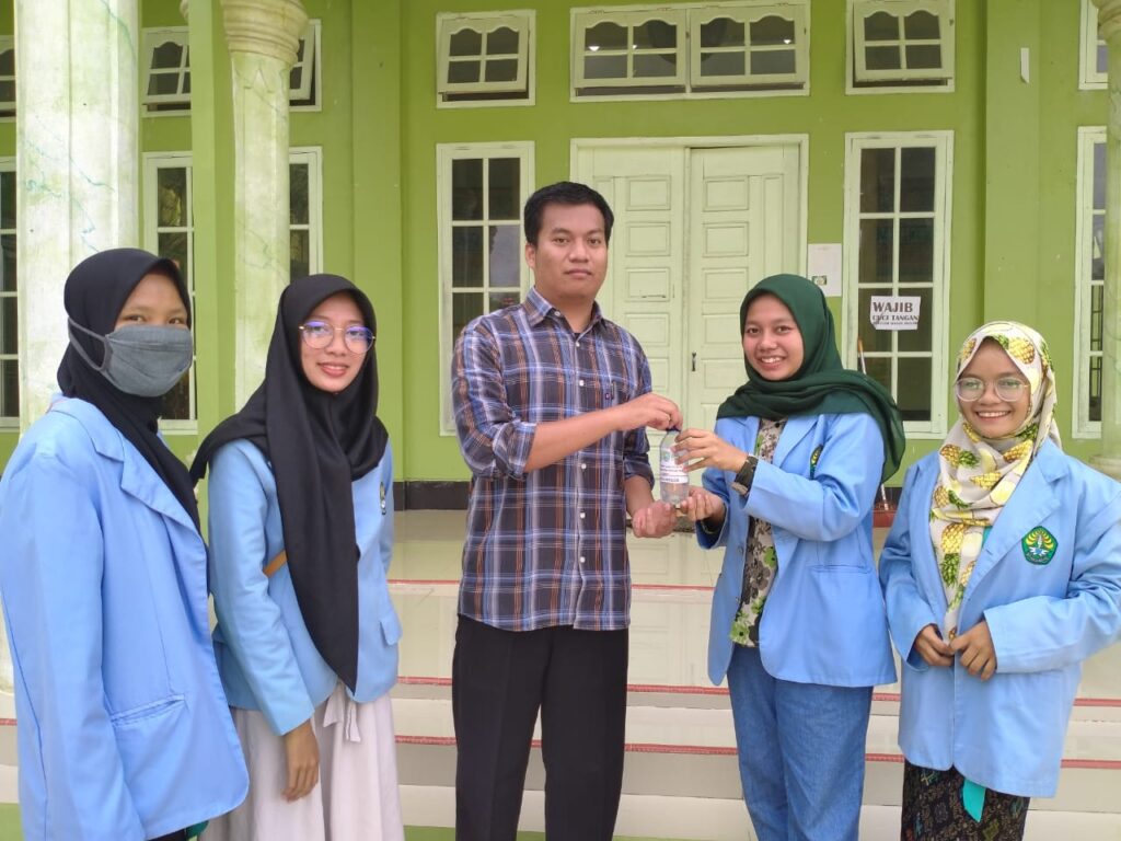 Bersatu Putuskan Mata Rantai Covid-19, Team Pengabdian Relawan Bagikan Handsanitizer