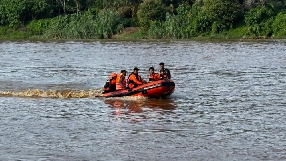 Bocah 4 Tahun Hilang Diduga Terpeleset ke Sungai Batang Kuantan, Tim SAR Lakukan Pencarian