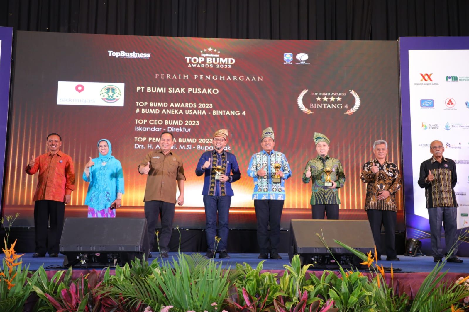 Dinilai Berkontribusi untuk BUMD, Bupati Siak Alfedri Diganjar Penghargaan sebagai Top Pembina BUMD Awards 2023