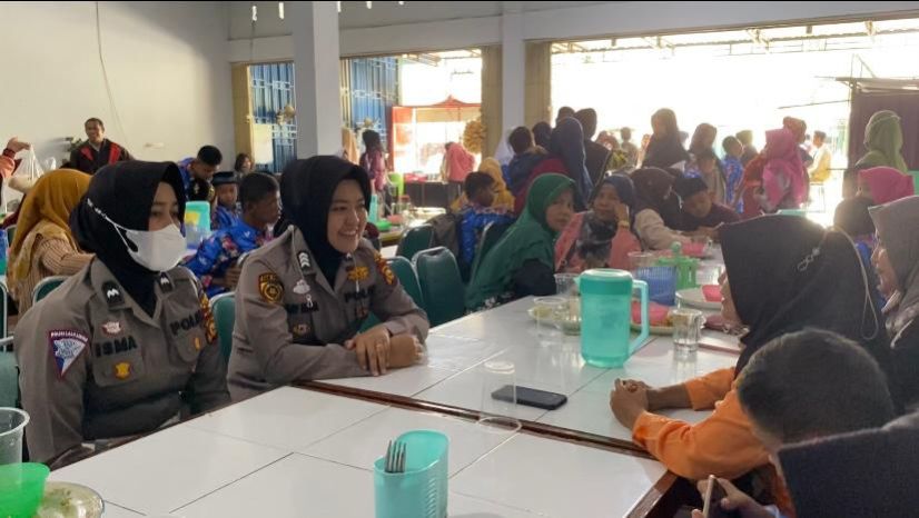 Guru dan Wali Murid di SLBN Dapat Kejutan dari Polwan Polres Siak di Hari Ibu