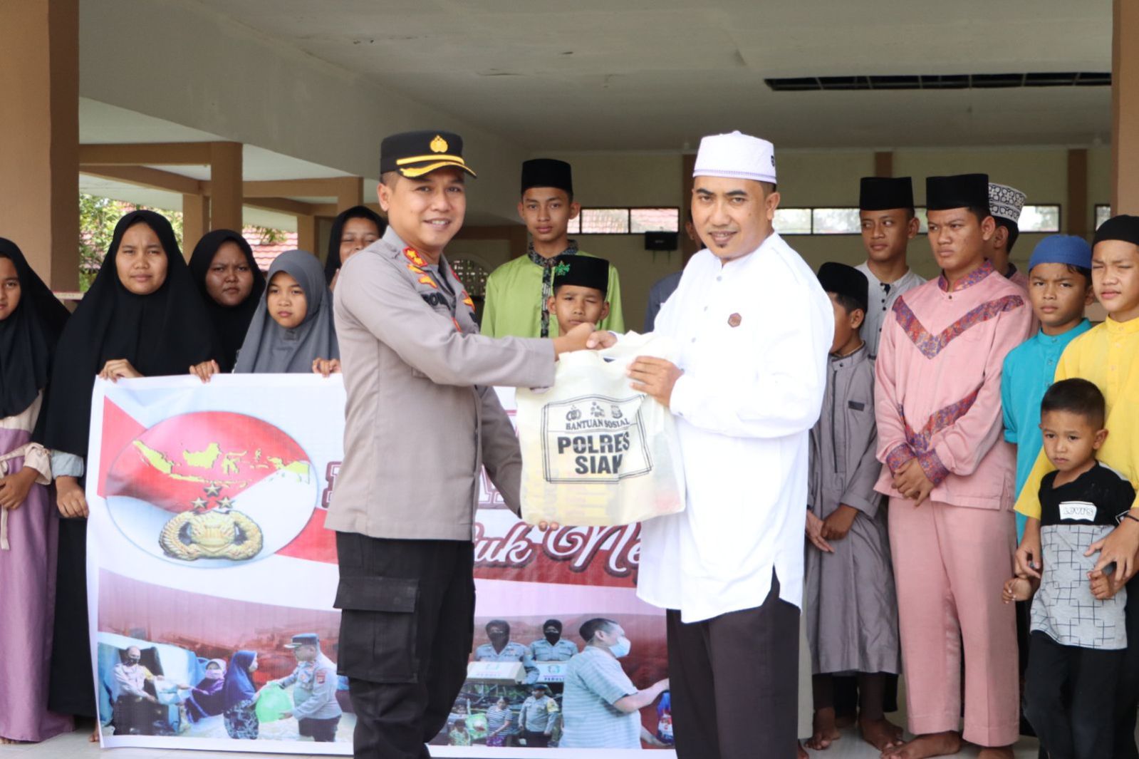 Harga Sembako Merangkak Naik, Polres Siak Bagikan Paket Bantuan 