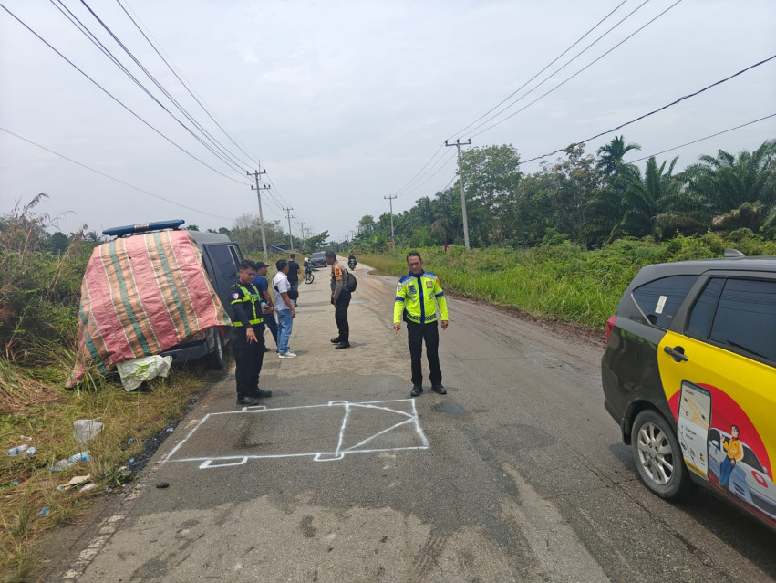 Hindari Jalan Berlubang, Mobil Tahanan Polsek Mandau Terguling, Dua Polisi Luka