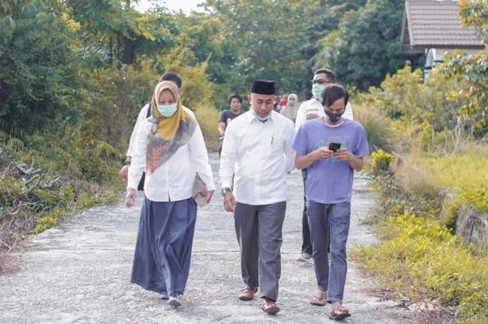 Jalan Kaki Berdampingan Istri, Sujarwo Gunakan Hak Pilih di TPS 1 Benhil