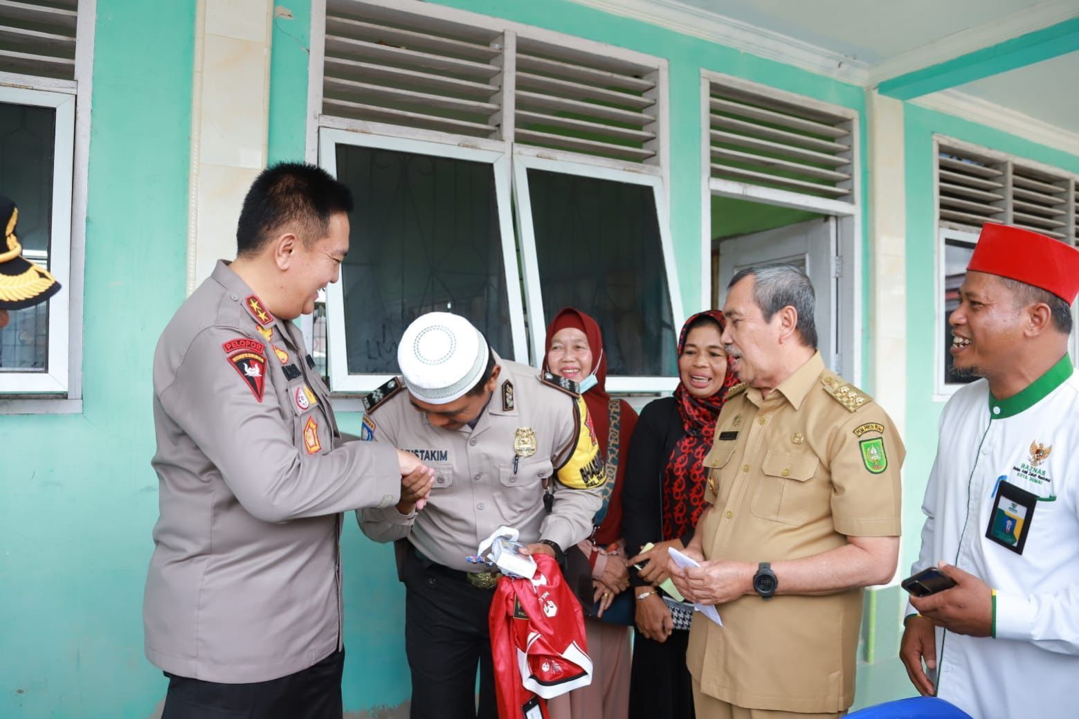 Kejutan untuk Aiptu Mustakim dari Kapolda Irjen Pol Iqbal dan Gubernur Syamsuar