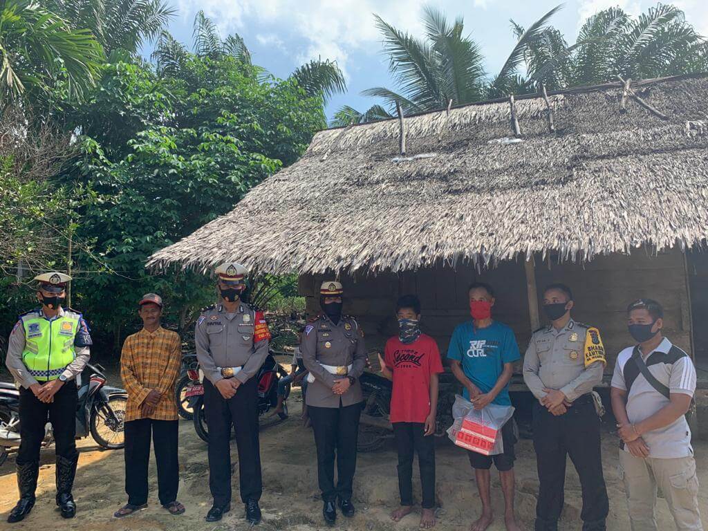 Kharisma Waruwu Bisa Belajar Secara Online Setelah Diberikan Sebuah Handphone dari Kapolres Siak