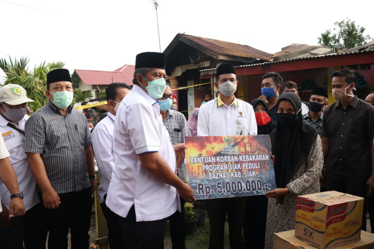 Korban Kebakaran di Siak Dapat Bantuan dari BAZ dan Dinas Sosial