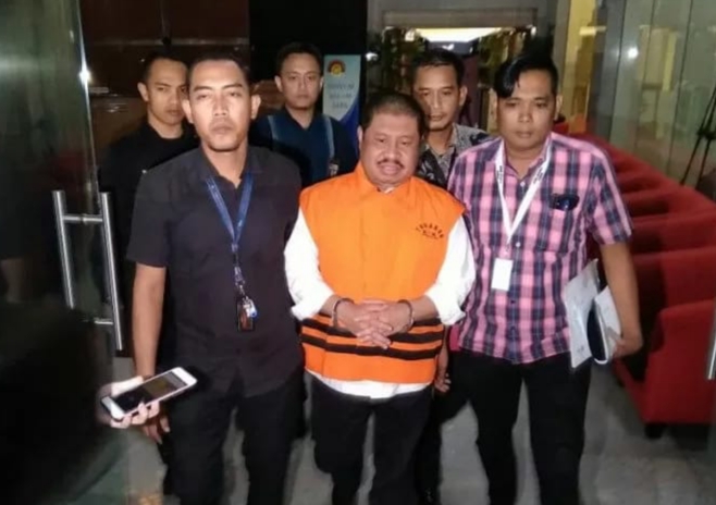 KPK Tahan Bupati Bengkalis Amril Mukminin