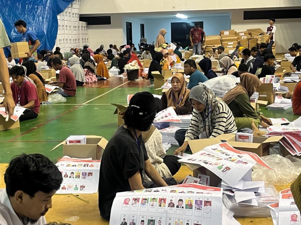 KPU Siak Libatkan 260 Warga Untuk Melakukan Penyortir dan Pelipatan Surat Suara