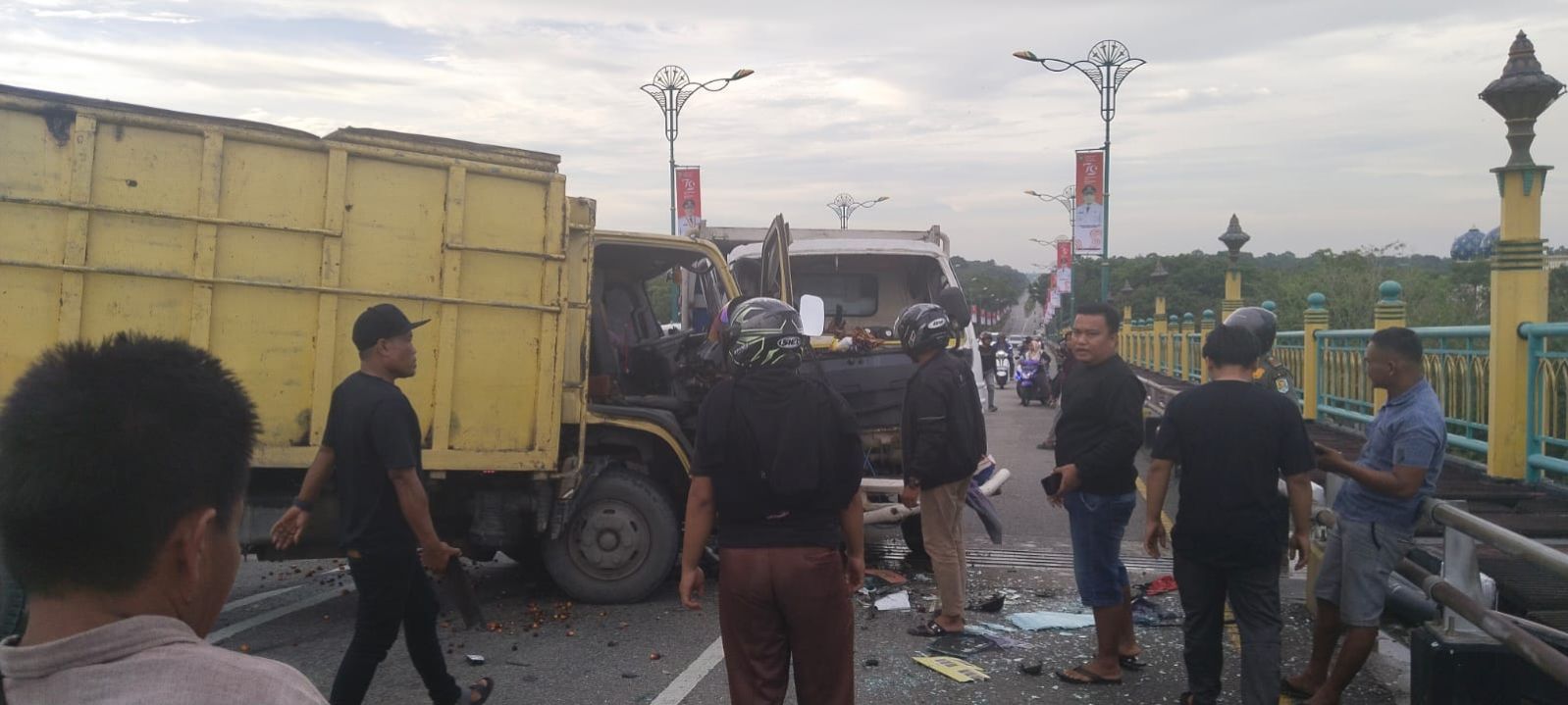 Kronologis Lakalantas Dua Dump Truk di Atas Jembatan Siak