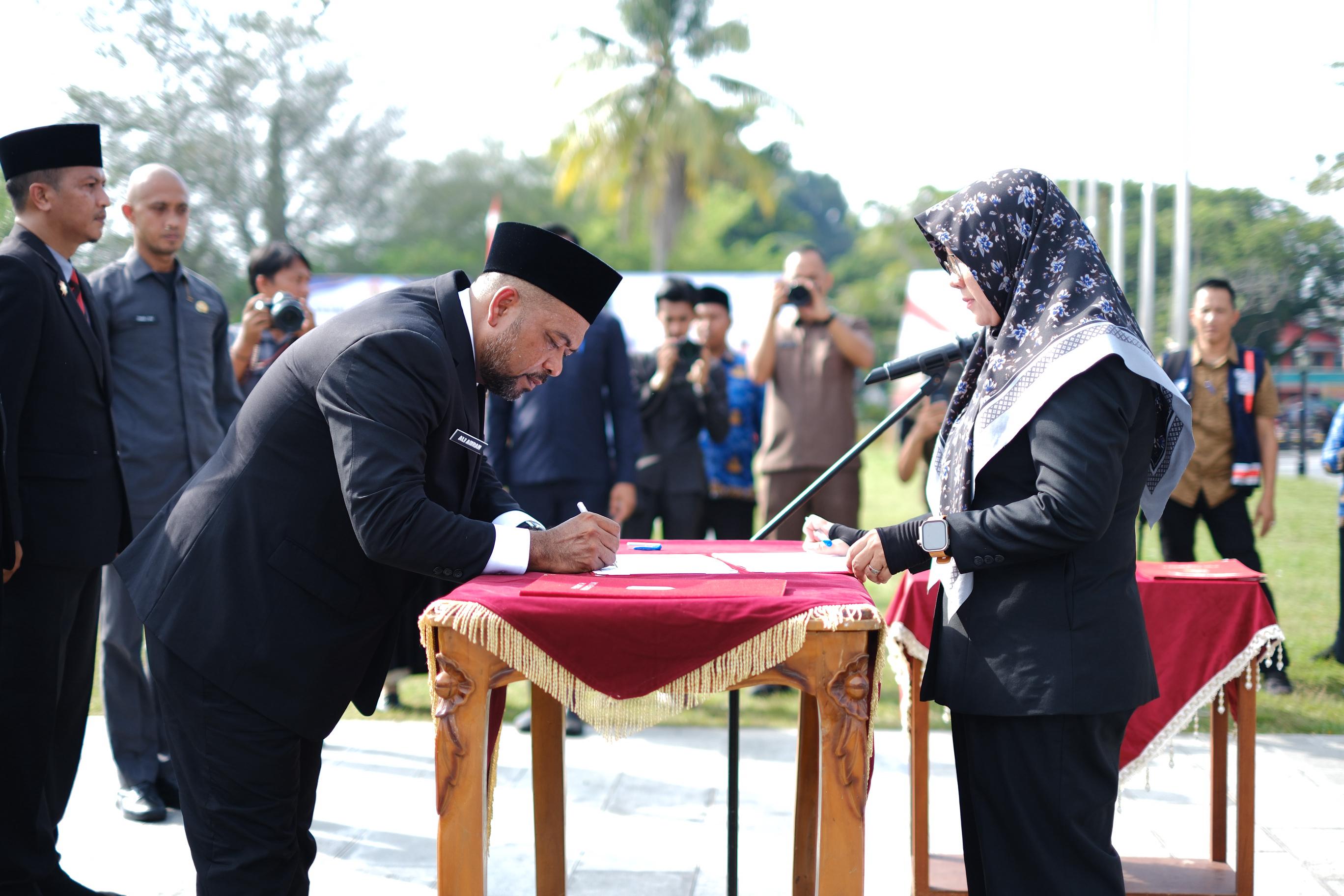 Lantik Empat Pejabat Eselon II, Bupati Afni : Jangan Gila Hormat