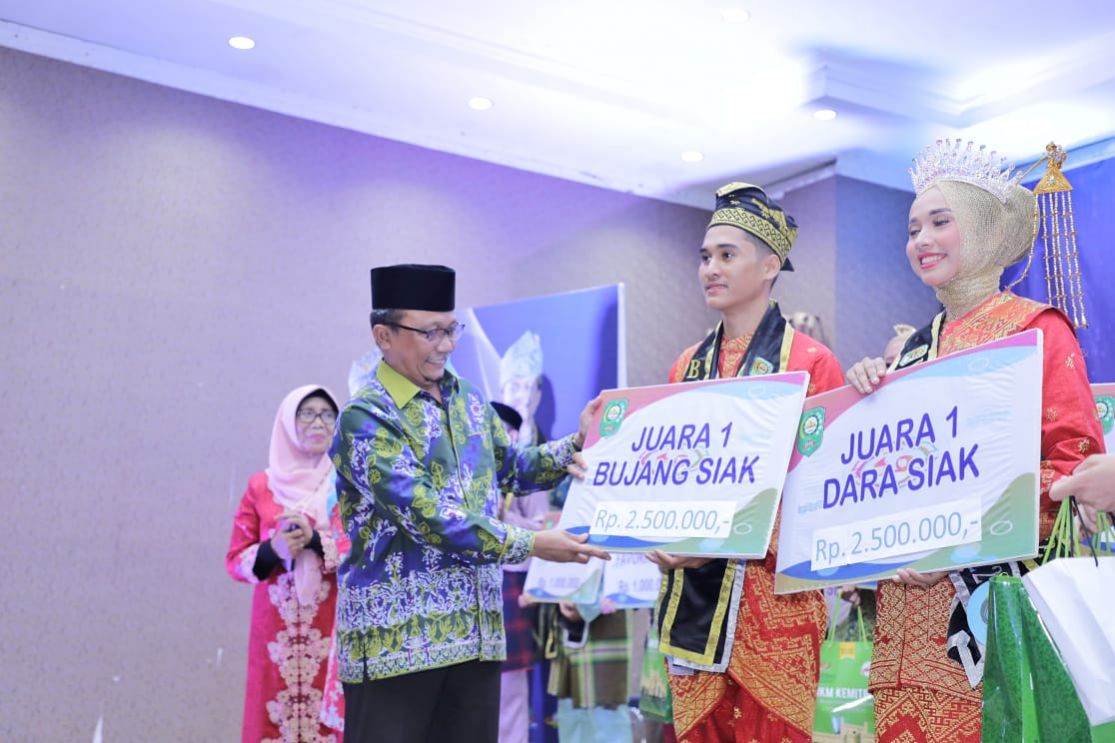 Muhammad Fajri dan Shintia Kurnia Dewi jadi Bujang dan Dara Siak 2022