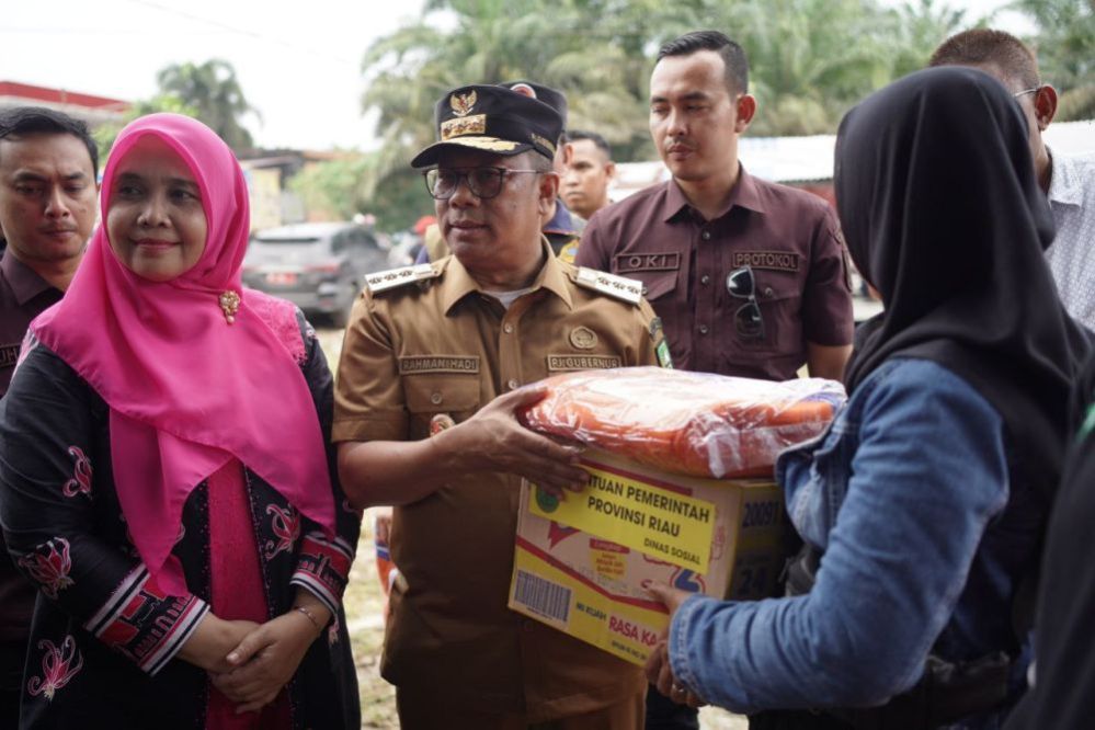 Pemrov Riau Salurkan Beras 2,5 Ton Untuk Korban Banjir di Inhil 