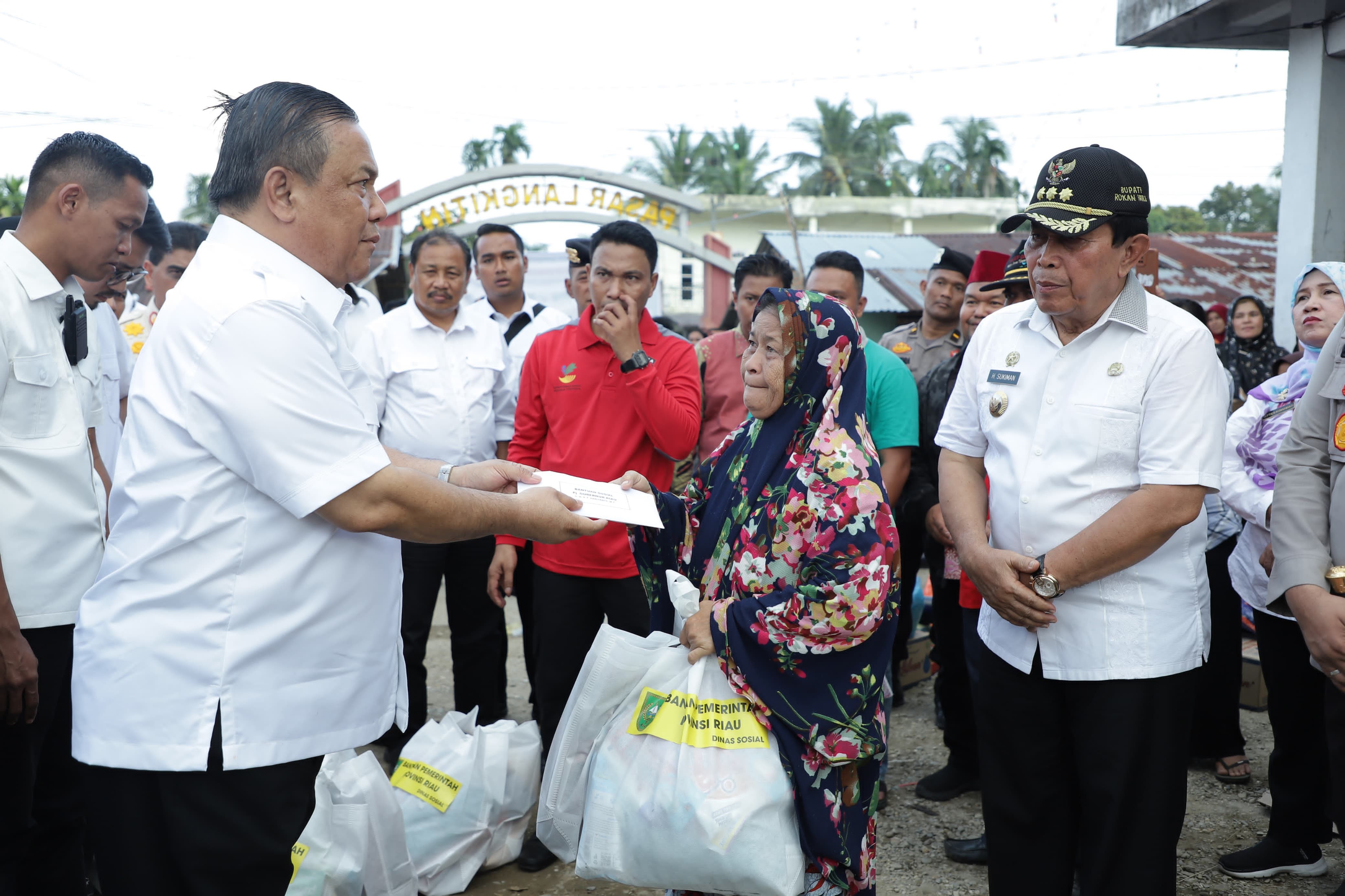 Pj Gubernur Riau Berikan Bantuan Terhadap Korban Kebakaran di Rohul