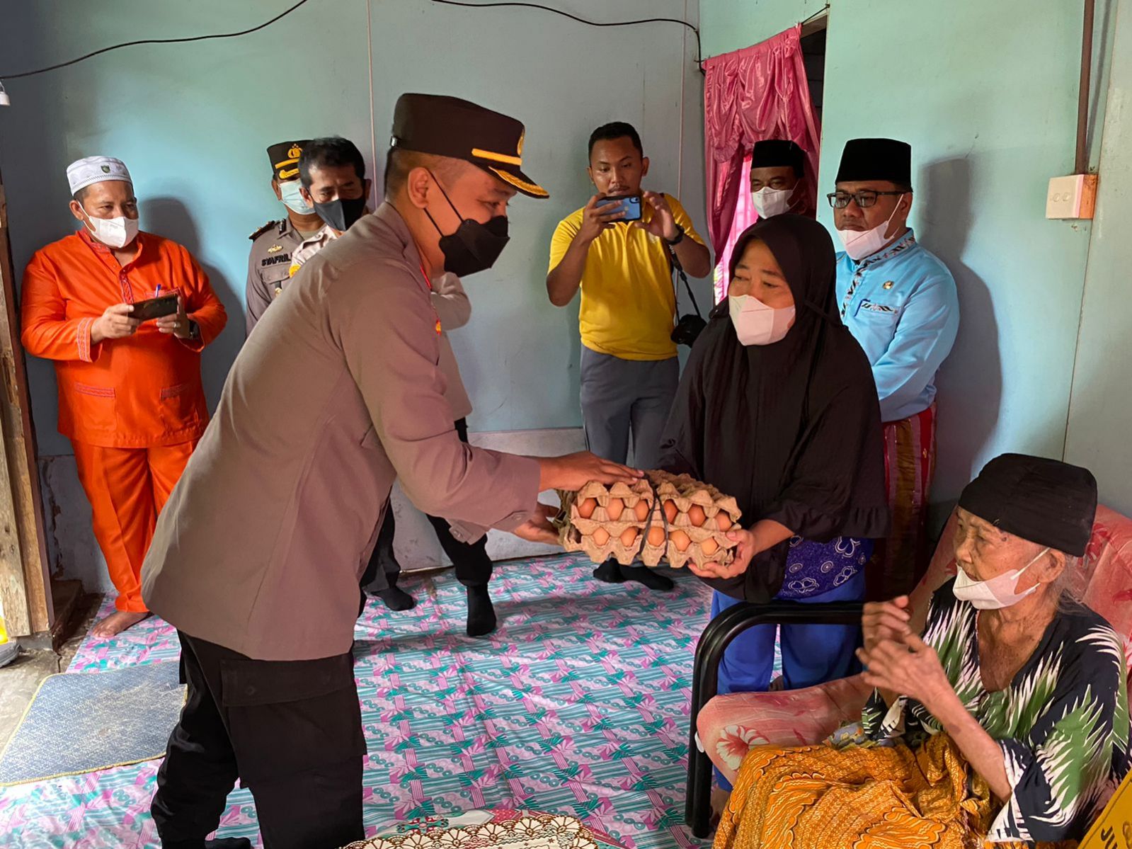 Program Jumat Barokah, Kapolres Siak Ronald Bantu Warga Membutuhkan