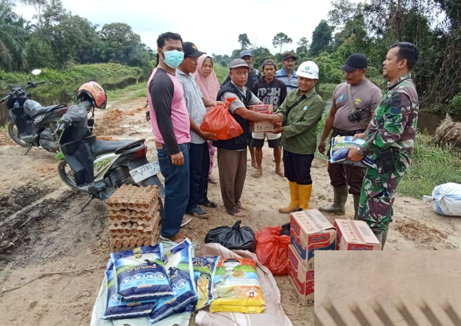 PT KTU Astra Agro Sinergi dengan Pemerintah Bantu Korban banjir dan Perbaiki Jalan