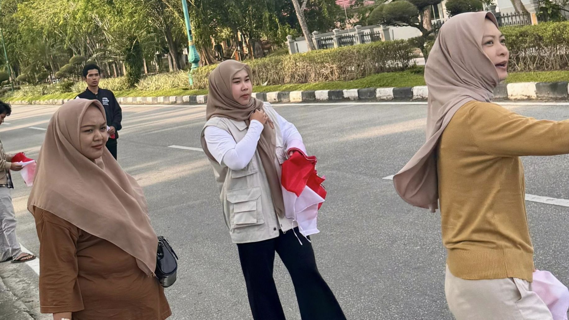 Pupuk Rasa Nasionalisme, Anggota DPRD Siak Dona Bagikan Bendera Merah Putih