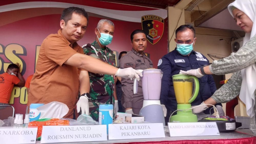 Satresnarkoba Polres Pekanbaru Gagalkan Penyeludupan 1 Kilogram Sabu dan 3 Ribu Butir Ektasi di Bandara Sultan Syarif Kasim (SSK) II.