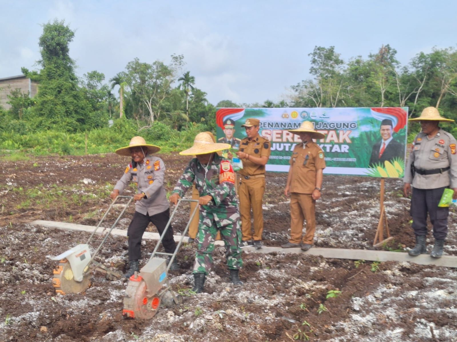 Setengah Hektar Lahan di Mapolsek Rangsang Barat Ditanami Bibit Jagung Pipil