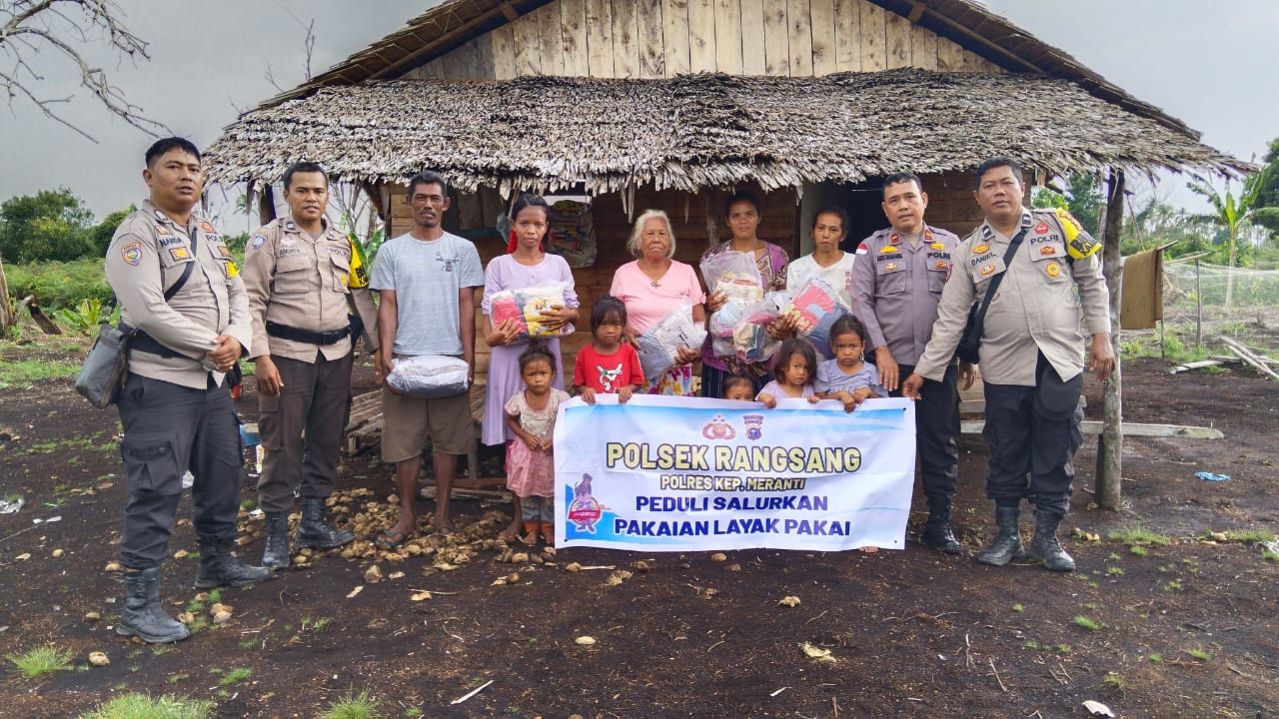 Telusuri Pulau Terluar Ciptakan Pilkada Damai, Kapolsek Rangsang, Salurkan Bantuan Untuk Suku Akit