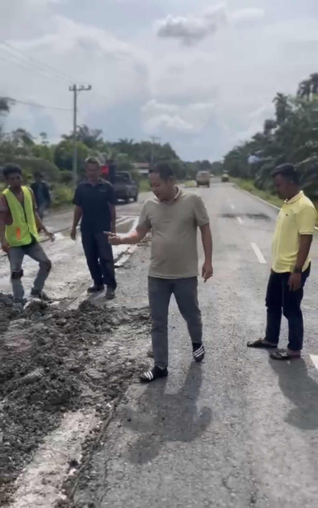 Warga Keluhkan Jalan yang Baru Dibangun Pemkab Siak Hancur, Ketua DPRD Indra Gunawan: Jalan itu Dibangun Pakai Uang Rakyat