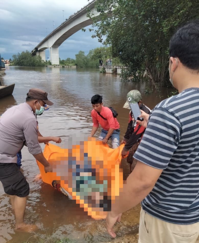 Warga Tualang Geger, Sosok Mayat Perempuan Tanpa Identitas Ditemukan Mengapung di Sungai Siak